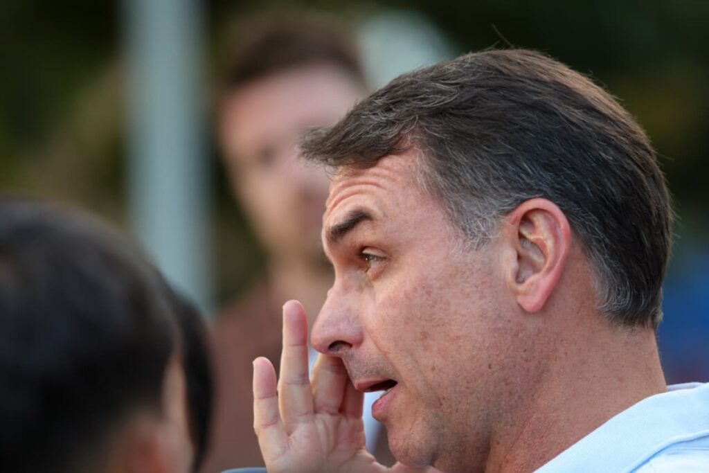 ministerio-envia-a-pf-pedido-de-investigacao-contra-flavio-bolsonaro