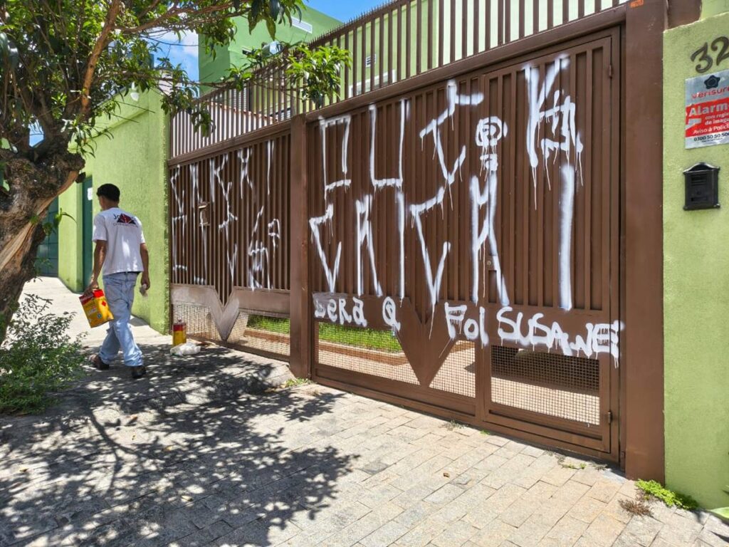 “sera-que-foi-suzane?”-veja-pichacao-na-casa-onde-tio-foi-achado-morto
