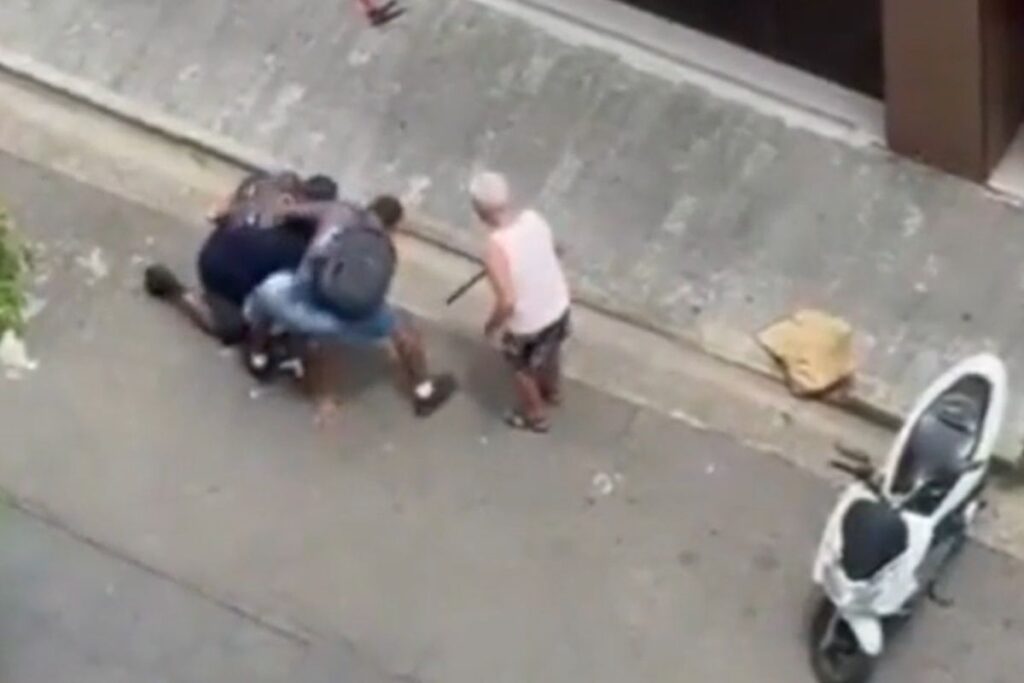 ladrao-e-imobilizado-e-agredido-por-homem-com-bengala-apos-roubo.-video