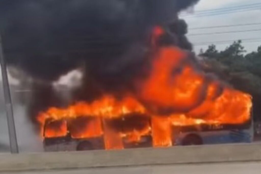 manifestantes-colocam-fogo-em-onibus-na-zona-sul-de-sao-paulo.-video