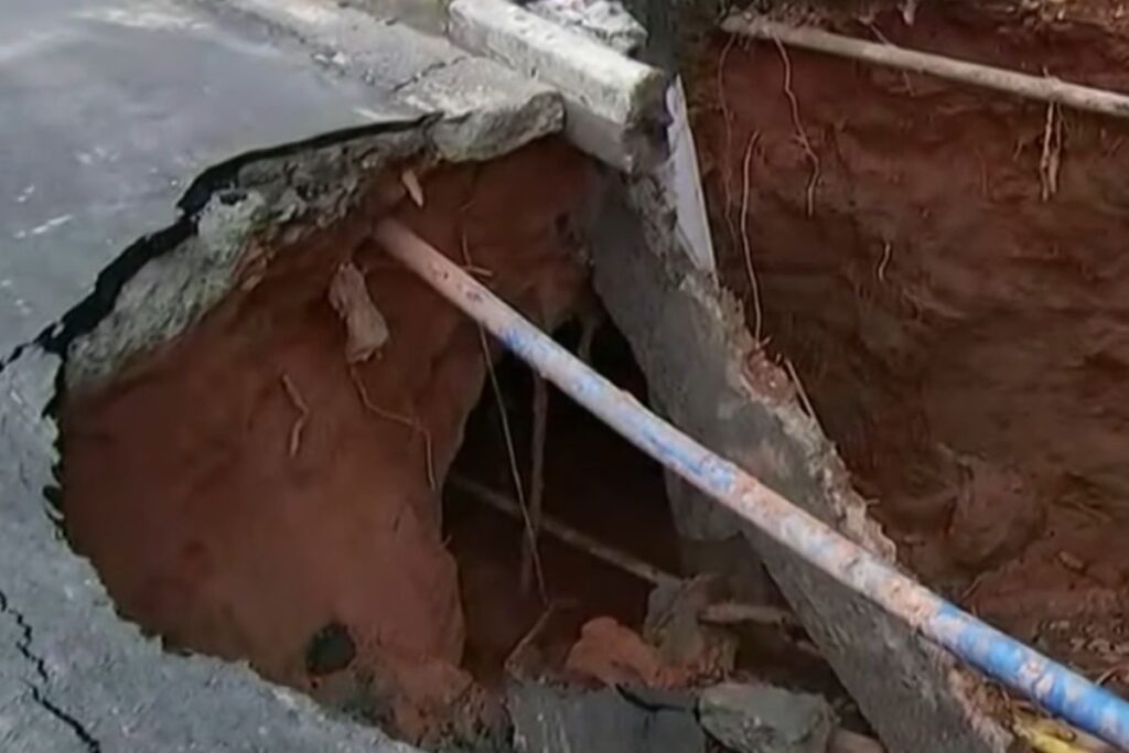 rompimento-de-adutora-causa-abertura-de-cratera-em-rua-da-grande-sp