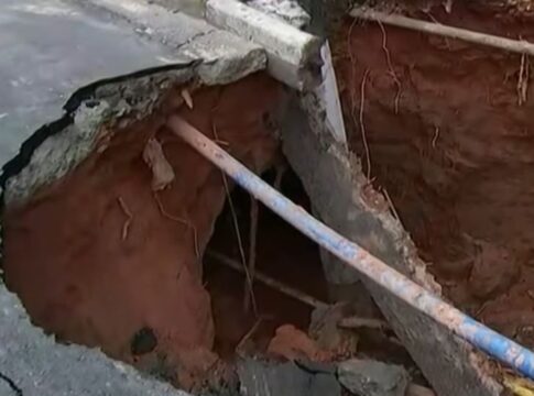 rompimento-de-adutora-causa-abertura-de-cratera-em-rua-da-grande-sp