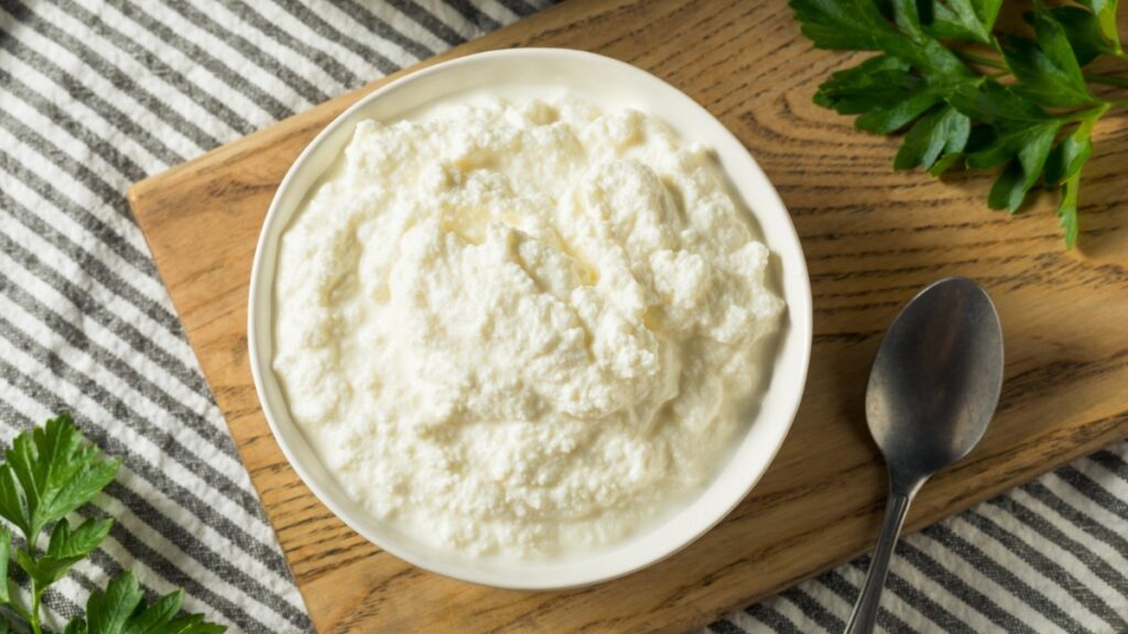 coalhada-caseira:-so-tres-ingredientes-e-muita-proteina-no-seu-prato