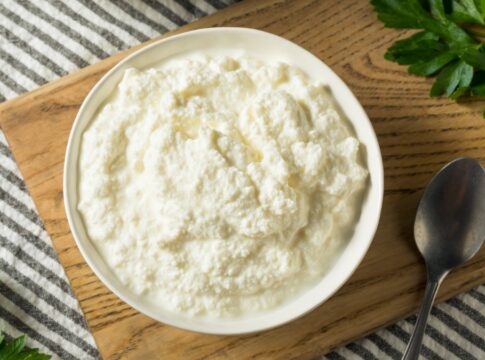 coalhada-caseira:-so-tres-ingredientes-e-muita-proteina-no-seu-prato