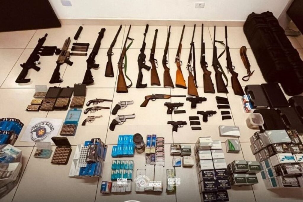 arsenal:-pm-acha-metralhadoras-e-12-mil-municoes-em-casa-no-interior