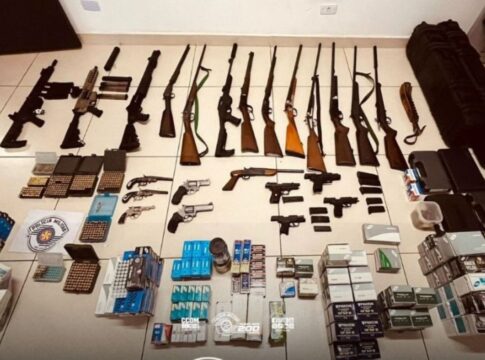 arsenal:-pm-acha-metralhadoras-e-12-mil-municoes-em-casa-no-interior