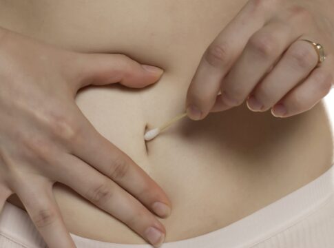 dermatologista-explica-os-principais-riscos-de-nao-limpar-bem-o-umbigo