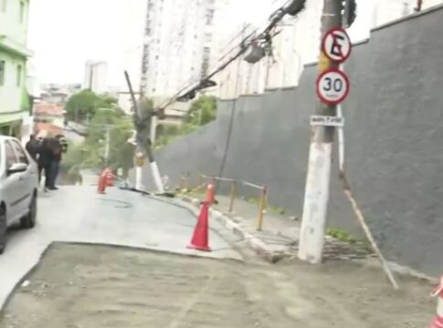 novo-buraco-surge-perto-de-cratera-causada-por-rompimento-de-tubulacao