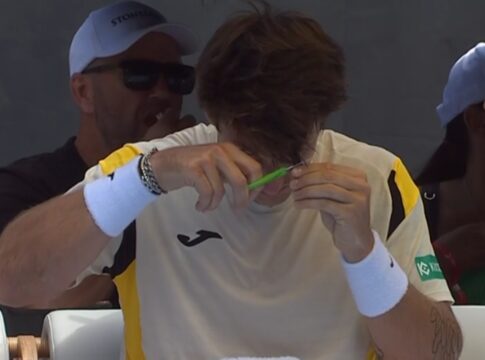 tenista-corta-cabelo-sozinho-durante-partida-do-atp-250-de-auckland.-veja-video