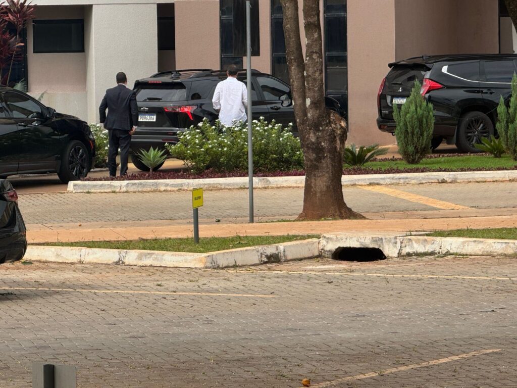 apos-viagem-aos-eua,-flavio-visita-jair-bolsonaro-na-prisao