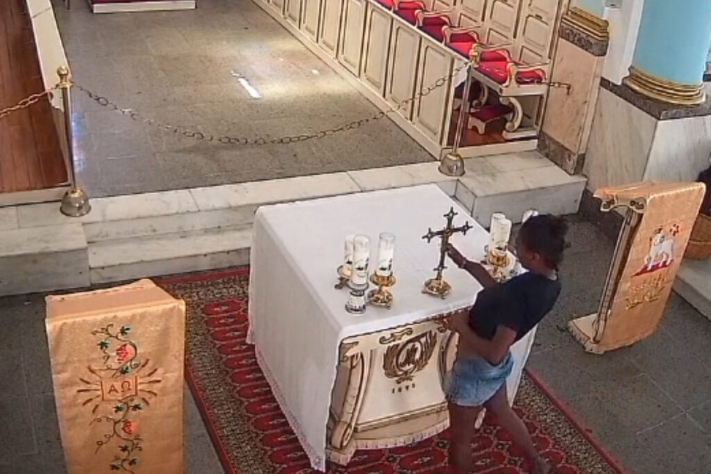 mulher-furta-crucifixo-do-altar-de-igreja-e-e-detida-no-rio-de-janeiro.-veja-video