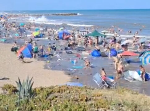 ondas-fortes-deixam-um-morto-e-35-feridos-na-costa-da-argentina