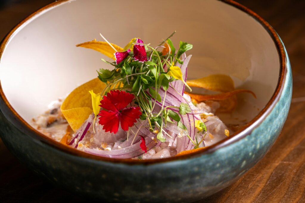ceviche-de-pescada-branca-com-toque-oriental:-prato-elegante-e-leve