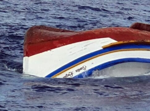 “titanic-de-pobre”:-homem-sobrevive-a-naufragio-em-porta-de-geladeira.-video