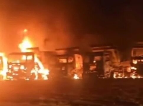 go:-incendio-destroi-caminhoes-e-maquinas-usadas-em-obra-na-br-153.-veja-o-video