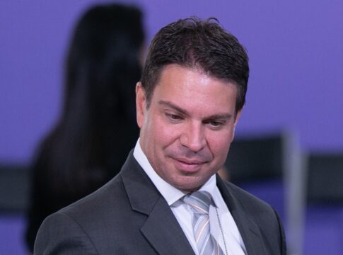 mesmo-foragido-nos-eua,-ramagem-usou-cota-para-impulsionar-redes