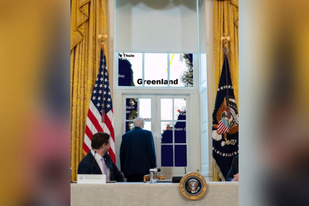 casa-branca-divulga-imagem-de-trump-“observando”-mapa-da-groenlandia