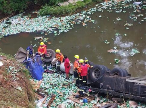 caminhao-de-cerveja-e-saqueado-apos-morte-de-motorista-em-acidente