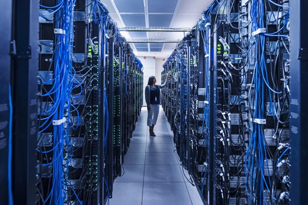 por-que-data-centers-consomem-tanta-energia-e-agua?-entenda-impactos