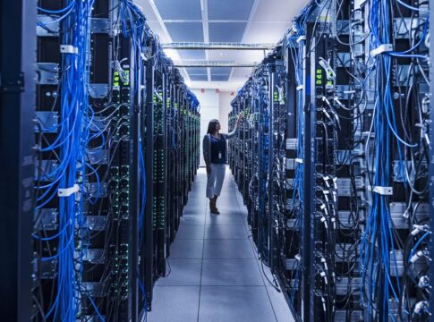 por-que-data-centers-consomem-tanta-energia-e-agua?-entenda-impactos