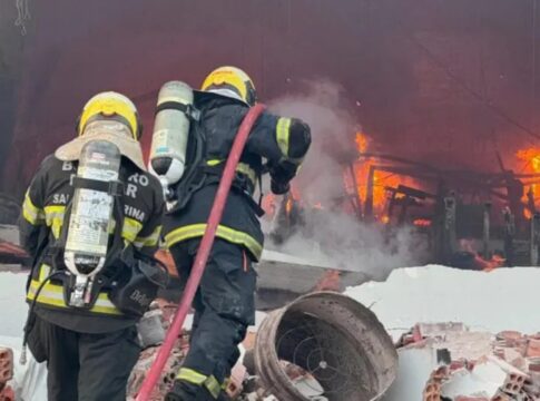 incendio-destroi-parte-de-fabrica-de-uniformes-em-sc.-veja-video