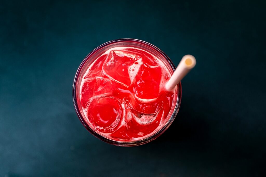 receita-de-suco-detox-com-morango-que-refresca-e-ajuda-a-desinchar