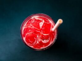 receita-de-suco-detox-com-morango-que-refresca-e-ajuda-a-desinchar