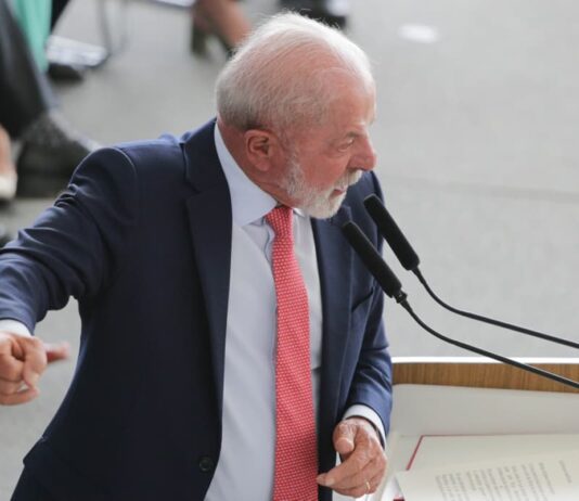 quaest:-flavio-bolsonaro-cresce-na-disputa;-lula-segue-na-lideranca