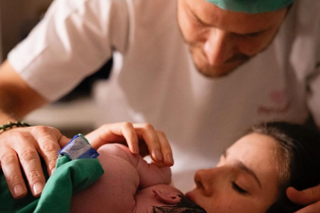 camila-queiroz-e-klebber-toledo-emocionam-com-homenagem-a-filha