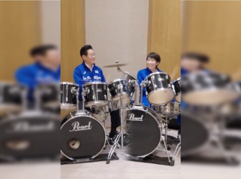 premier-do-japao-e-presidente-sul-coreano-tocam-bateria-em-encontro.-veja-video