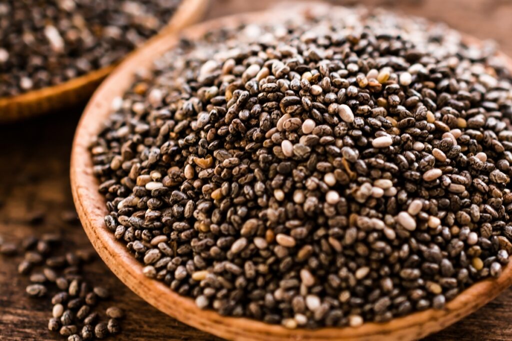 chia-no-verao:-como-a-semente-ajuda-na-hidratacao-e-no-controle-do-peso