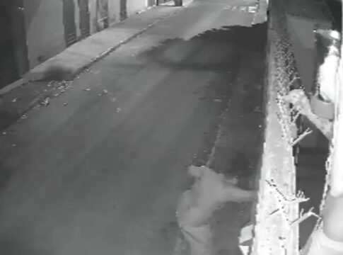 go:-homem-quebra-porta-de-vizinha-e-acaba-queimado-com-agua-quente.-veja-video