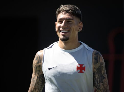 vasco:-novo-reforco,-saldivia-e-apresentado-e-cita-influencia-de-diniz