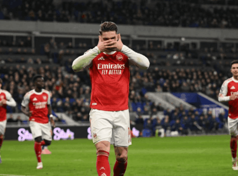 copa-da-liga-inglesa:-em-jogo-com-muitos-gols,-arsenal-vence-chelsea