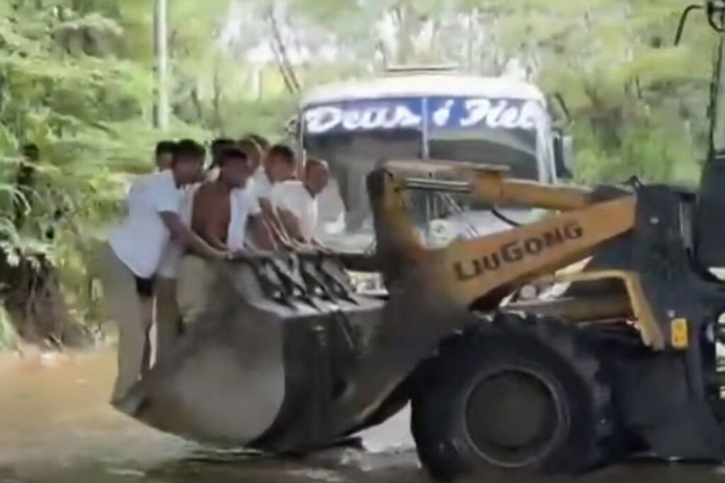 ilhados:-detentos-presos-em-alagamento-sao-resgatados-por-trator