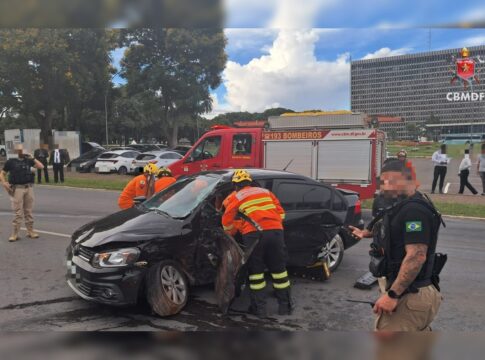ambulancia-bate-em-cinco-carros-e-deixa-duas-mulheres-feridas-no-df