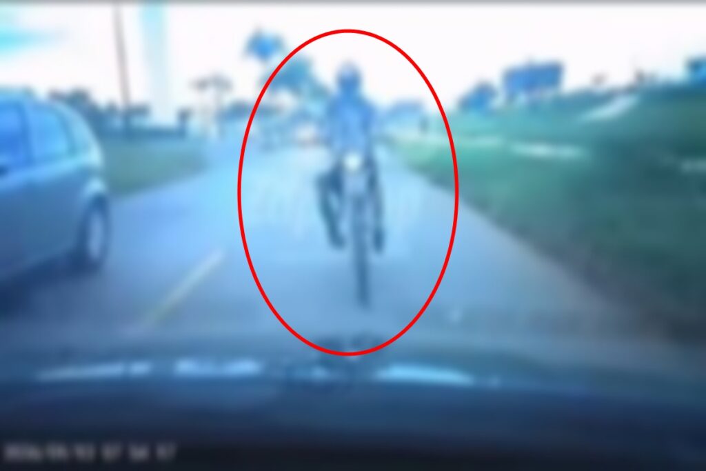 imagens-fortes-mostram-batida-frontal-violenta-entre-moto-e-carro.-veja-video