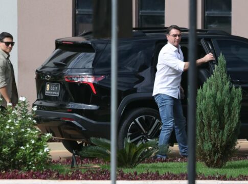 flavio:-bolsonaro-teve-crise-de-soluco-e-barulho-de-ar-e-“tortura”