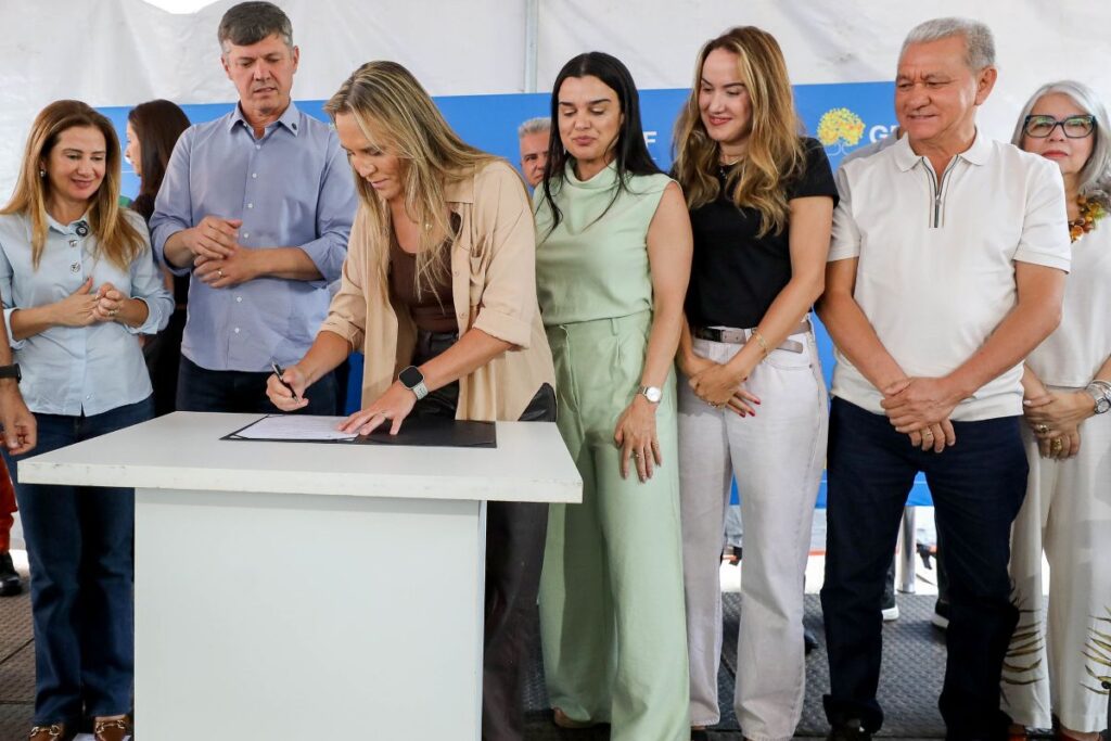 celina-assina-ordem-de-servico-para-estudo-da-obra-do-vlt-de-ceilandia