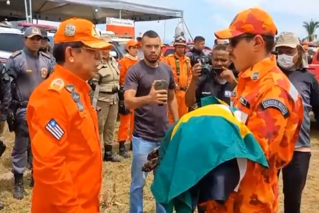 bacabal:-bombeiros-homenageiam-cadela-morta-em-buscas-a-criancas.-veja-video