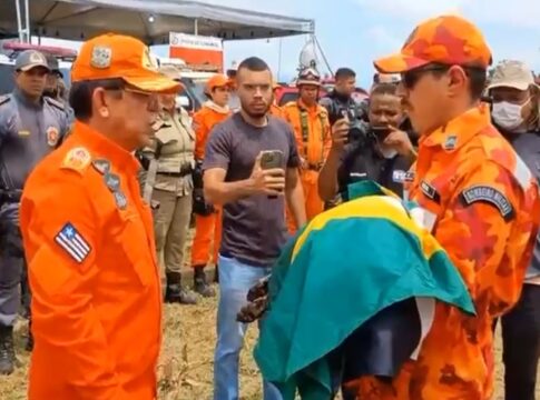 bacabal:-bombeiros-homenageiam-cadela-morta-em-buscas-a-criancas.-veja-video