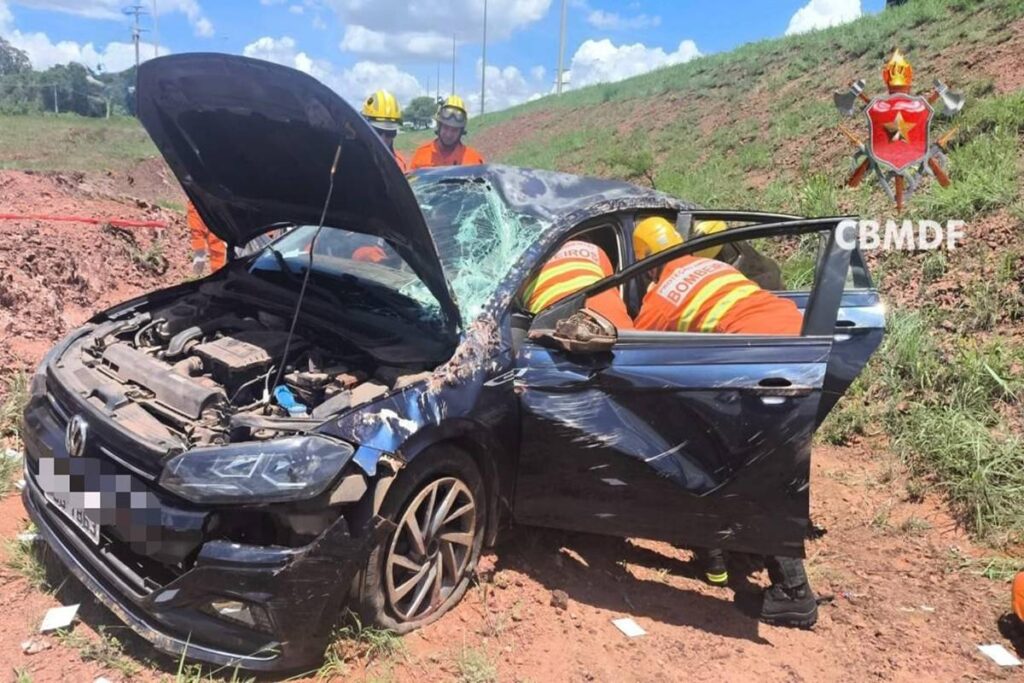 carro-bate-em-caminhao,-capota-e-deixa-motorista-e-passageiro-feridos