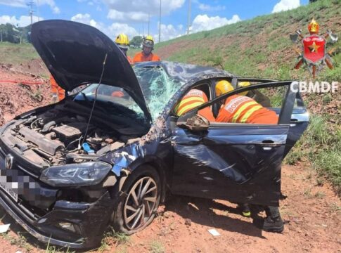 carro-bate-em-caminhao,-capota-e-deixa-motorista-e-passageiro-feridos