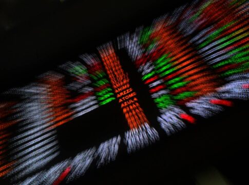 dolar-cai-e-bolsa-bate-novo-recorde-com-caso-master,-eleicoes-e-varejo