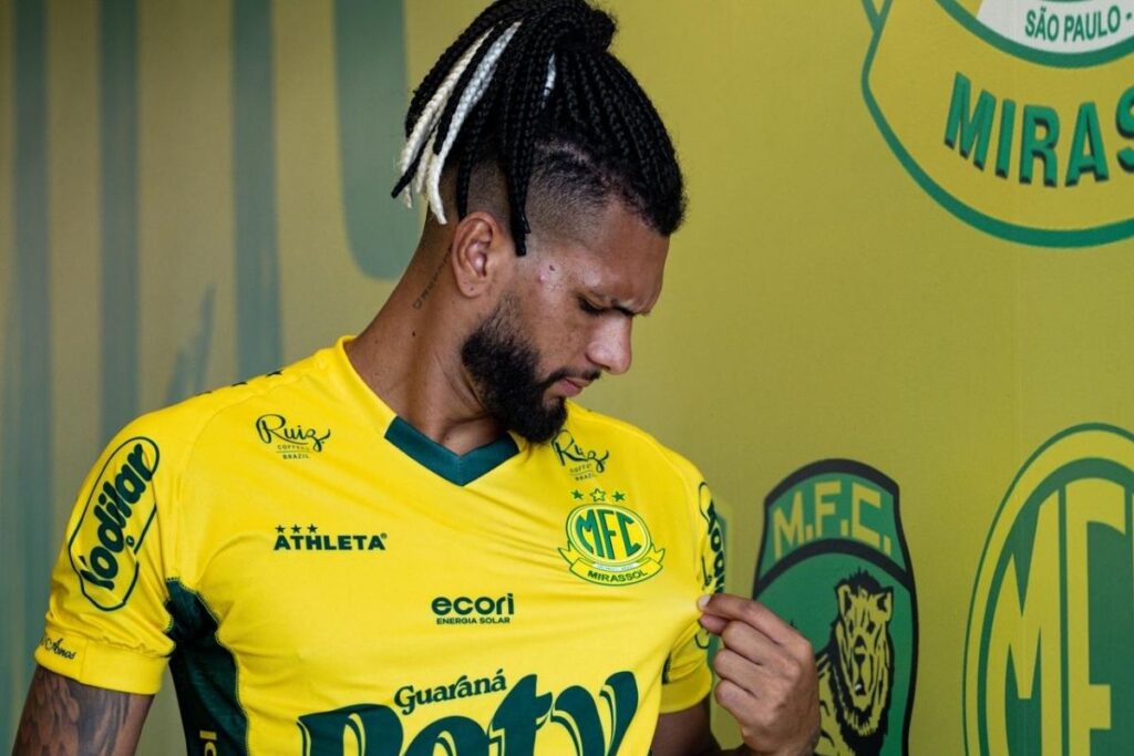 mirassol-contrata-zagueiro-com-passagens-por-gremio,-cruzeiro-e-eua