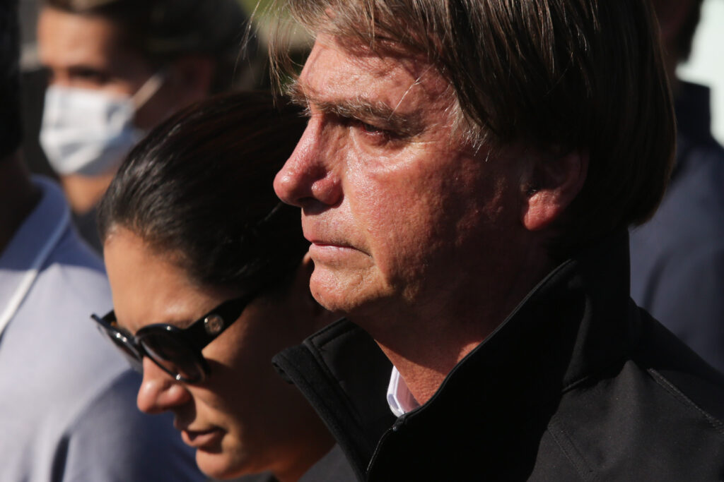 na-papudinha,-bolsonaro-continuara-sem-acesso-a-smart-tv