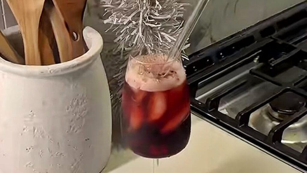 sleepy-girl-mocktail:-bebida-viral-no-tiktok-ajuda-a-dormir-melhor