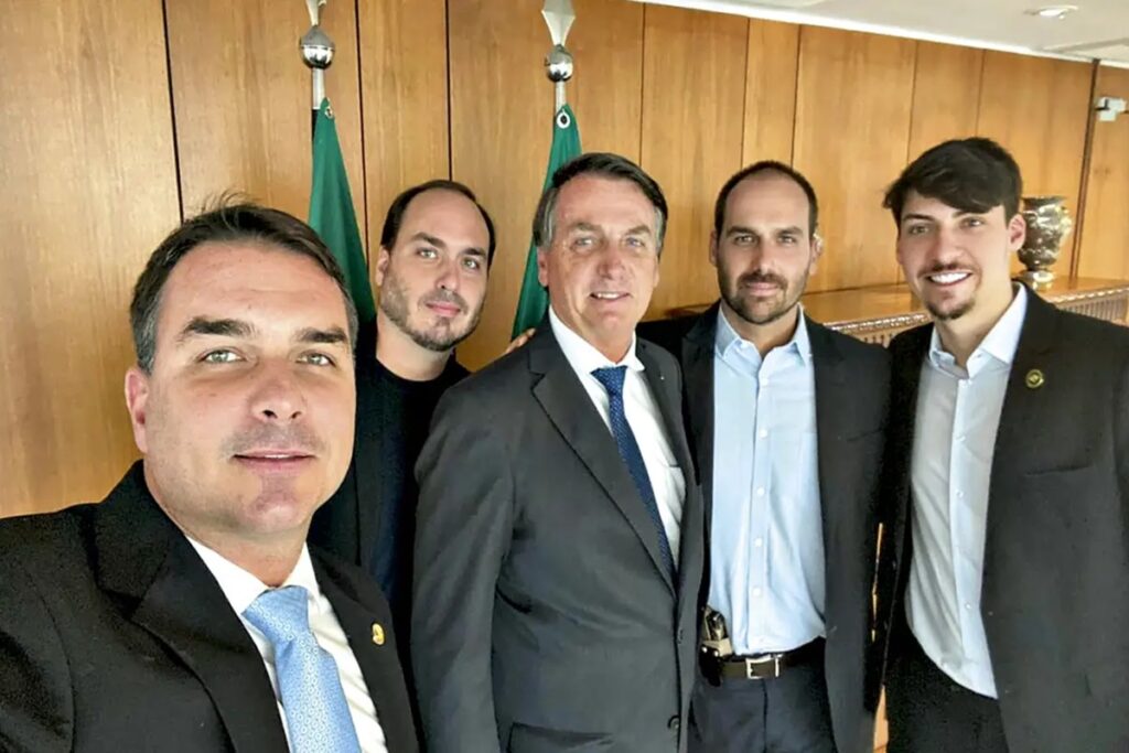 moraes-rebate-criticas-de-familia-e-cita-regalias-de-bolsonaro-na-pf