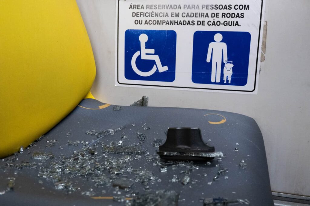 passageiros-ficaram-feridos-em-ataques-simultaneos-a-40-onibus-no-df