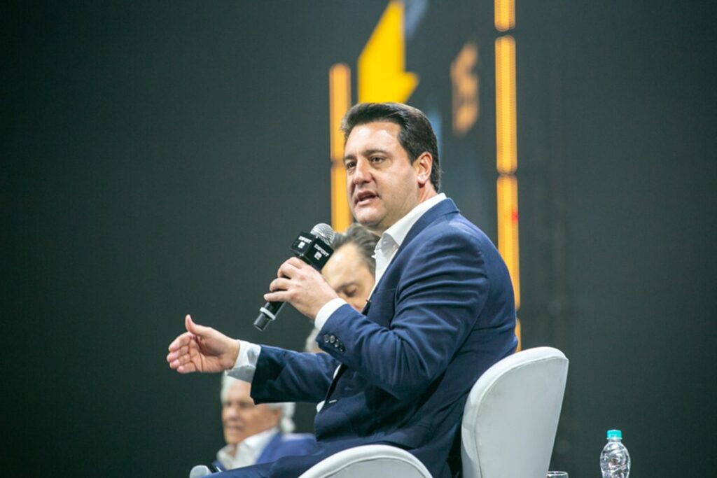 kassab-promove-ratinho-jr.-na-faria-lima-em-meio-a-briga-de-bolsonaros